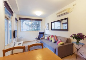 The Blue is a one-bedroom apt, on upper floor with a sleeping up to 4 guests.