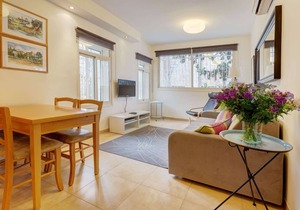 The Blue is a one-bedroom apt, on upper floor with a sleeping up to 4 guests.