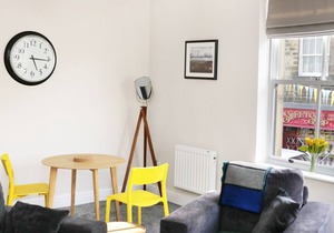 THE FLAT, romantic, character holiday cottage in Haworth