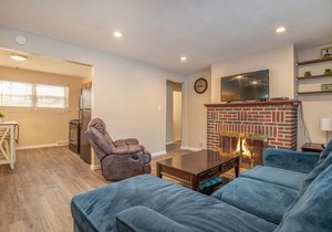 The Joyce - Updated Wooded Estates 3 bedroom house, easy walk to stadium and Backer!