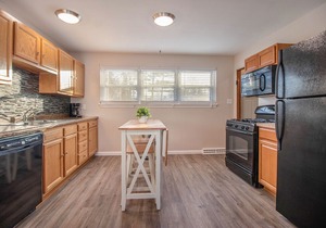 The Joyce - Updated Wooded Estates 3 bedroom house, easy walk to stadium and Backer!