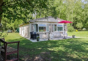 THE LODGE, with a garden in Old Buckenham