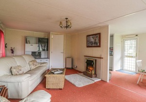 THE LODGE, with a garden in Old Buckenham