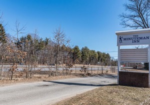 THE MINUTEMAN INN Room, 1 King Bed