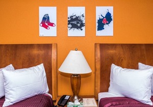 THE MINUTEMAN INN Room, 1 King Bed