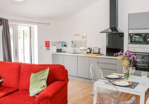 THE OLD POWER HOUSE COTTAGE 1, romantic, with a garden in Shobdon