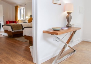 THE OLD POWER HOUSE COTTAGE 1, romantic, with a garden in Shobdon