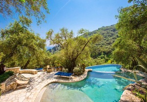 The Olive Press - Agni Bay: Large Private Pool, Walk to Beach, Sea Views, A/C