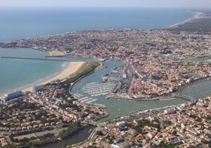 THE TERRACE *** Heart of town, seaside in St Gilles cross of life