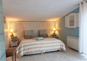 THE TERRACE *** Heart of town, seaside in St Gilles cross of life