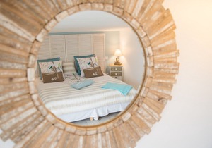 THE TERRACE *** Heart of town, seaside in St Gilles cross of life