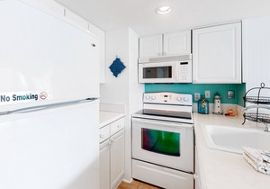 Third-floor condo with balcony, close beach access, pools, hot tubs & tennis
