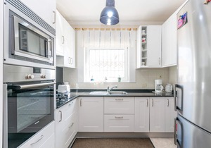 This charmingly furnished vacation home is located in a cul-de-sac and in a quiet residential area.