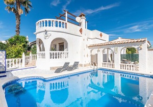 This charmingly furnished vacation home is located in a cul-de-sac and in a quiet residential area.