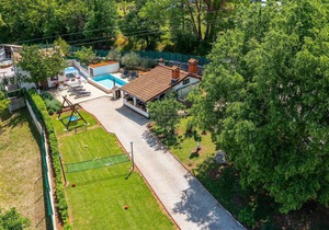 This charming vacation house with pool is located in the quiet Istrian village of Vla.