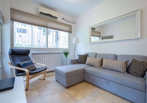 This ground floor one bedroom Apt is a perfect rental with just a few stairs