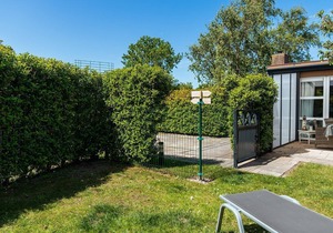 This holiday home is located in the small, quiet Alexanderpark near the Westduinen, the sea and the village center.