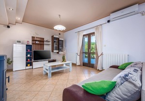 This vacation home with pool has a spacious outdoor area and konoba (social room).