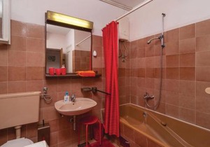 Three-Bedroom Apartment In Povlja