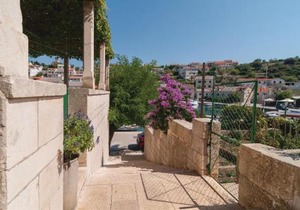 Three-Bedroom Apartment In Povlja