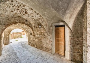 Three-Bedroom Apartment in Sutrio