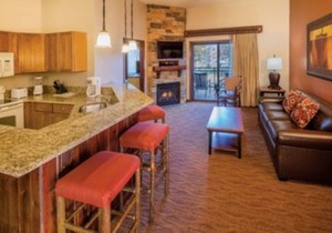 Three Bedroom Deluxe Luxury Condo, Glacier Canyon (2091903)
