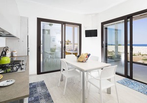 Timo, Villa for 6 People on the Sea with Pool and Jacuzzi