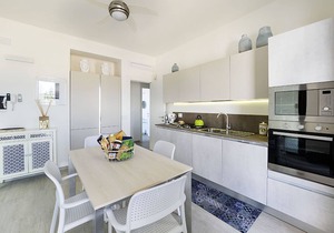 Timo, Villa for 6 People on the Sea with Pool and Jacuzzi