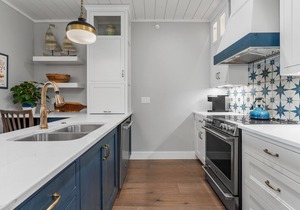 Top Floor Luxury Unit Downtown Sister Bay Marina and Water Views!