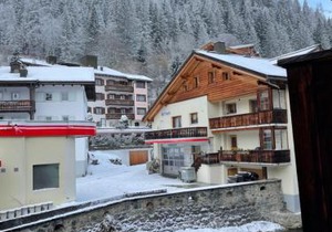 TOP LOCATION - Klosters center - 130m distance to ski lift Parsenn Gotschnabahn and railway station Klosters Platz - direct connection to Davos