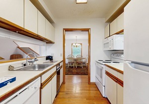Townhome w/Bonus Loft, High-Speed WiFi, Partial AC & Full Kitchen