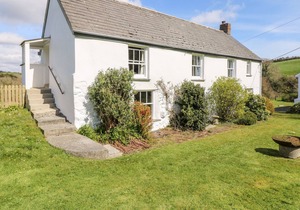 TREGITHEY FARMHOUSE, family friendly, with open fire in Manaccan
