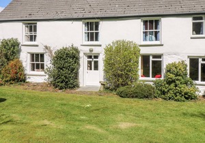 TREGITHEY FARMHOUSE, family friendly, with open fire in Manaccan