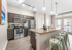 Trendy SoCo 2BR King Suite w/GymPickleballLaundry