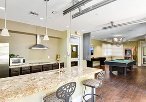 Trendy SoCo 2BR King Suite w/GymPickleballLaundry