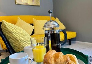 Trendy Stylish Apartment! - 5 Minute Walk to the Best Beach! - Great Location - Parking - Fast WiFi - Smart TV - Newly decorated - sleeps up to 6! Close to Bournemouth & Poole Town Centre & Sandbanks