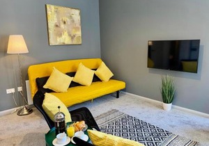 Trendy Stylish Apartment! - 5 Minute Walk to the Best Beach! - Great Location - Parking - Fast WiFi - Smart TV - Newly decorated - sleeps up to 6! Close to Bournemouth & Poole Town Centre & Sandbanks