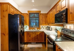 True Ski IN/OUT | Private Hot Tub | Garage | Mountain Views | Managed By Aloha Whistler