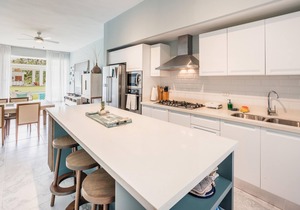 Two-bedroom apt with pool view/bbq in Lake view