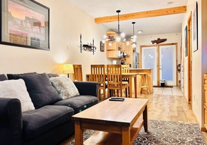 Two Storey Cozy Chalet W/2BR&2BA Balcony Mountain Views/By Banff Gate/Sleep 6