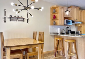 Two Storey Cozy Chalet W/2BR&2BA Balcony Mountain Views/By Banff Gate/Sleep 6