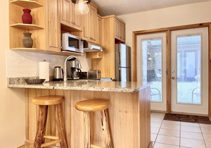 Two Storey Cozy Chalet W/2BR&2BA Balcony Mountain Views/By Banff Gate/Sleep 6