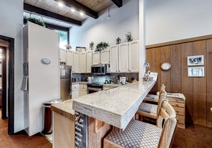 Two-story condo w/mountain views, balcony, gas grill, & wood-burning fireplace