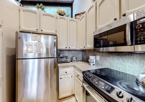 Two-story condo w/mountain views, balcony, gas grill, & wood-burning fireplace