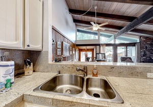 Two-story condo w/mountain views, balcony, gas grill, & wood-burning fireplace