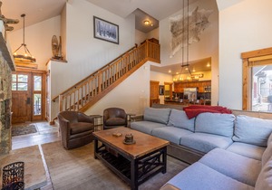 Unbeatable location! 5 Min Walk to Main St