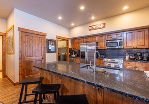 Unbeatable location! 5 Min Walk to Main St