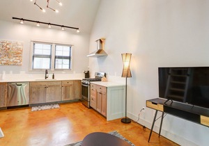 Unique 2 Bedroom Loft! Walk to Light Rail!