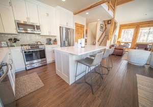 Updated Cabin with Pool & Hot Tub Access!