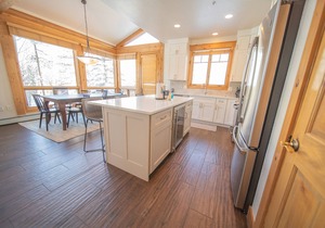 Updated Cabin with Pool & Hot Tub Access!